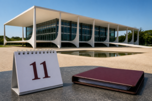 Fachada institucional da Justiça com calendário marcando 11 de agosto